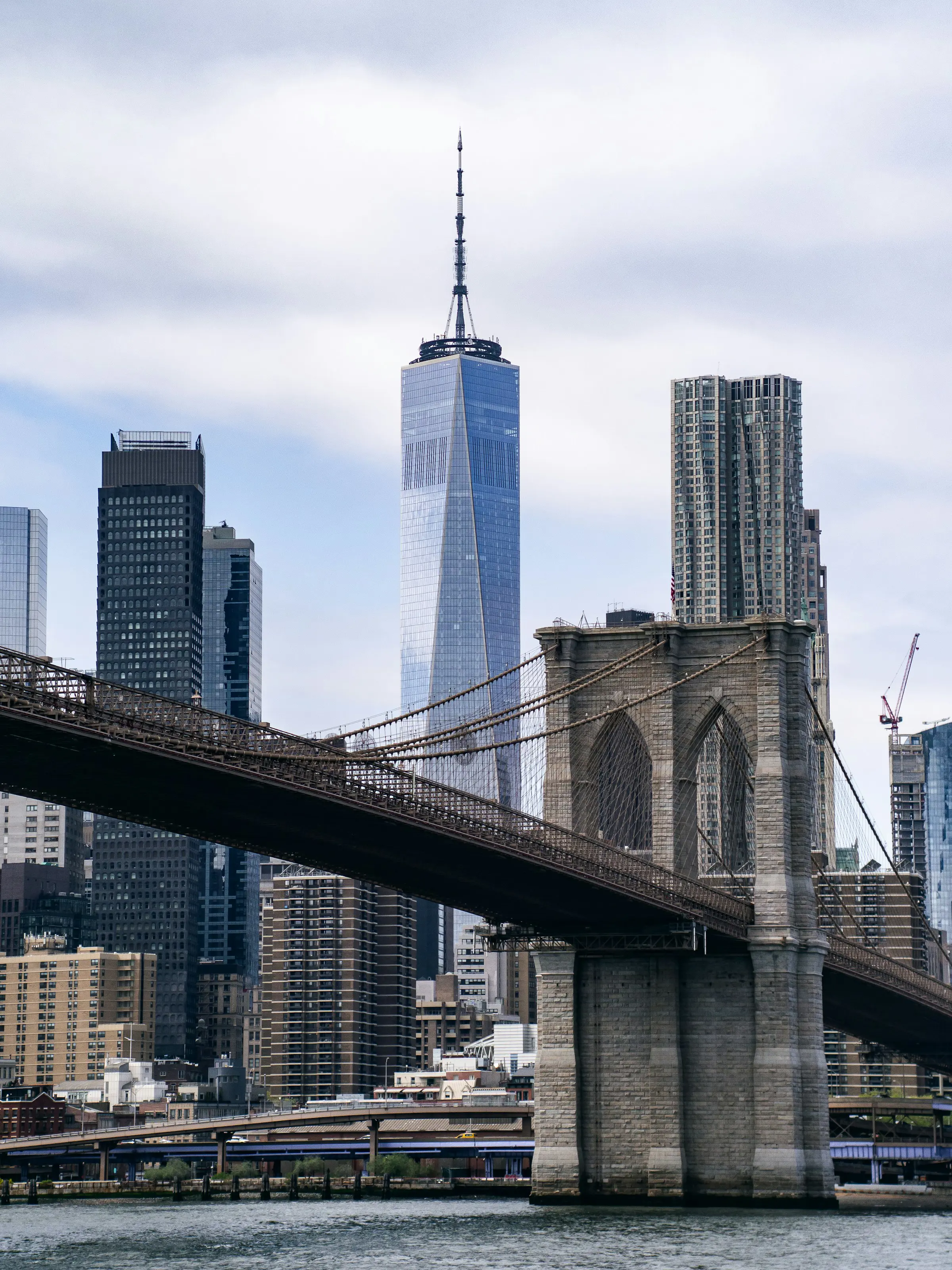 Brooklyn Bridge med One World Trade Center i baggrunden, New York City skyline