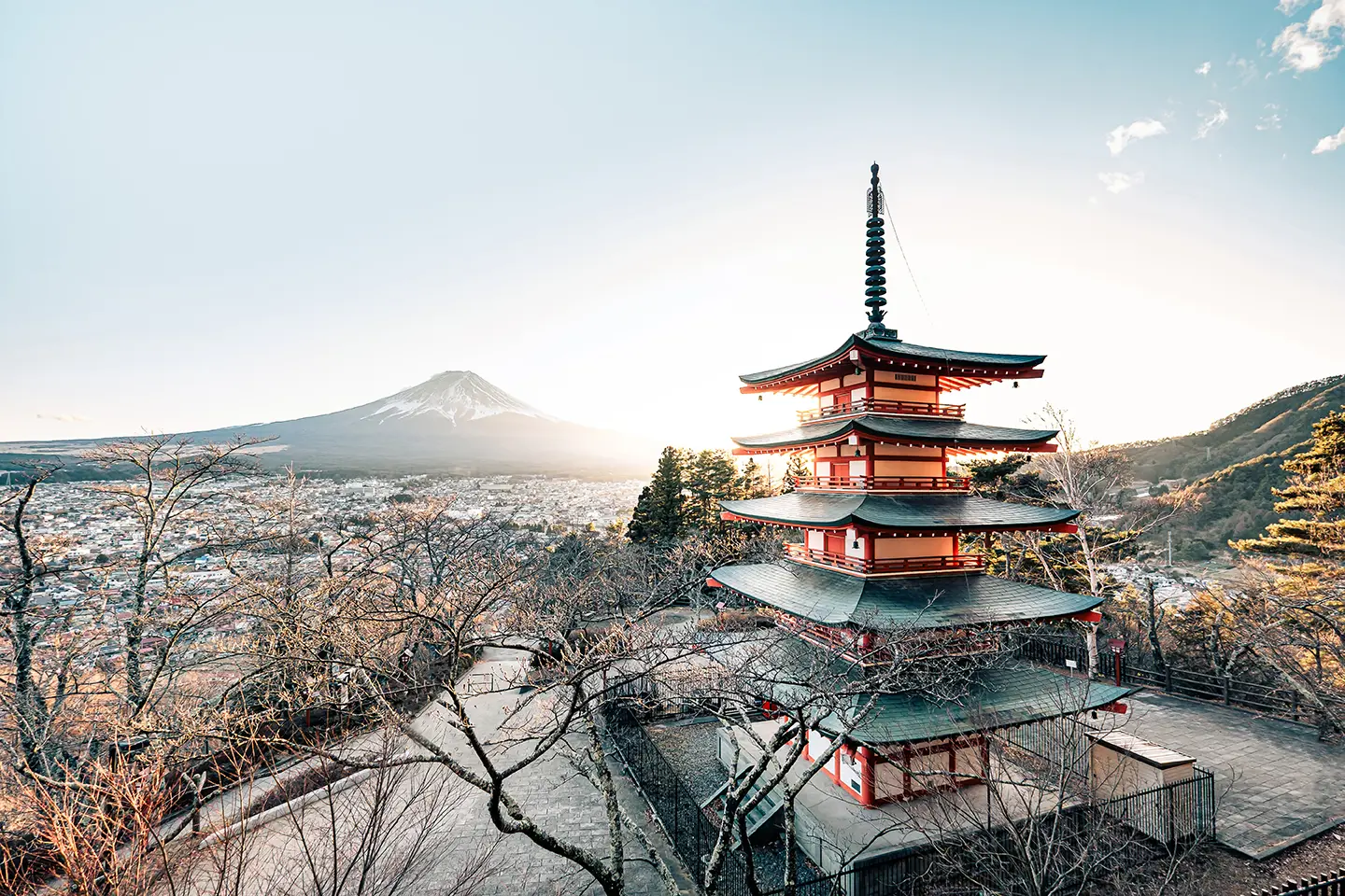 Pagode ved solnedgang med udsigt til Mount Fuji, Japan.