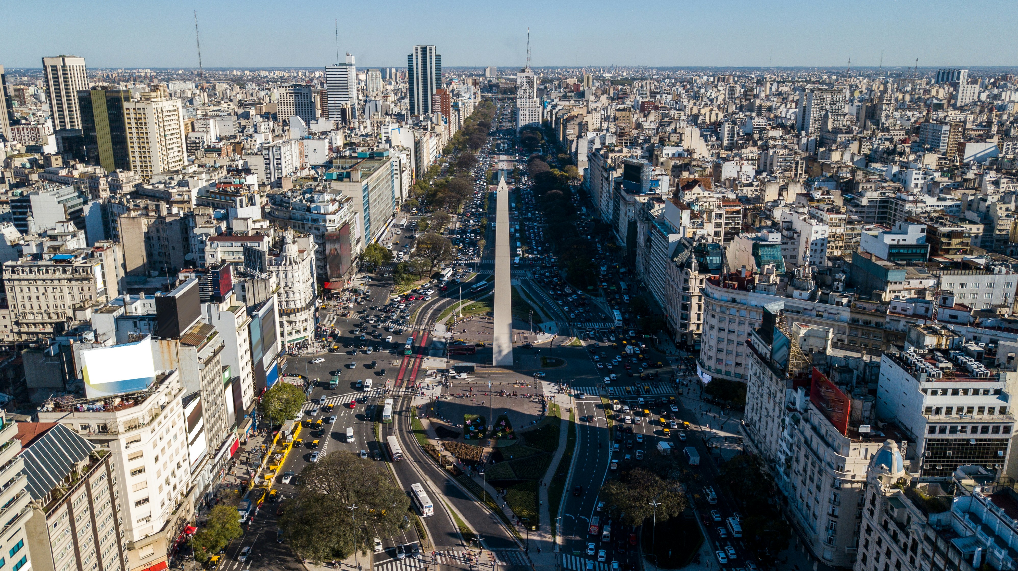 Rejs til Buenos Aires - Luftfoto af tæt bytrafik og bygninger i Buenos Aires.