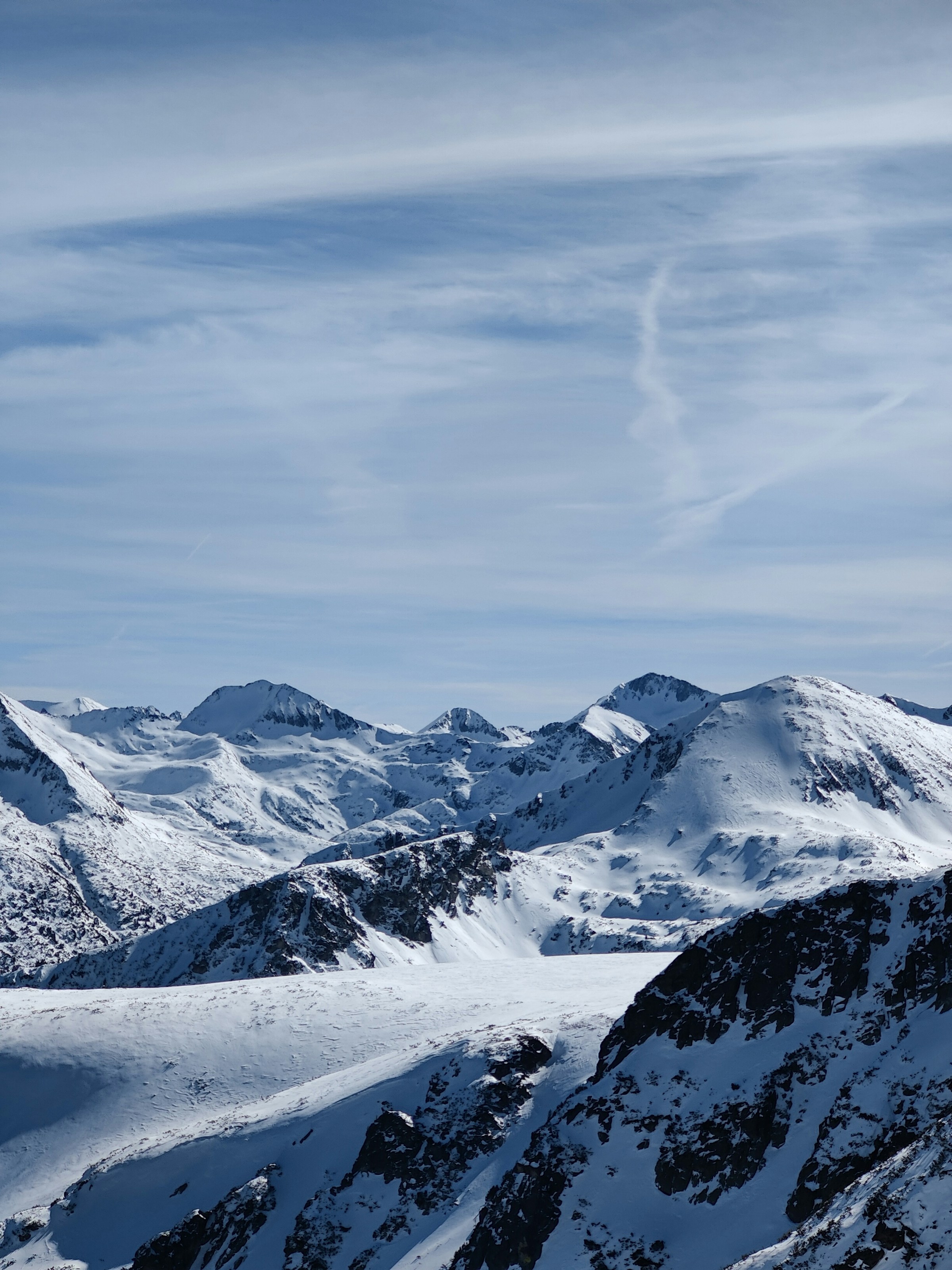 Sneklædte bjergtoppe under klar himmel i Bansko, Bulgarien.