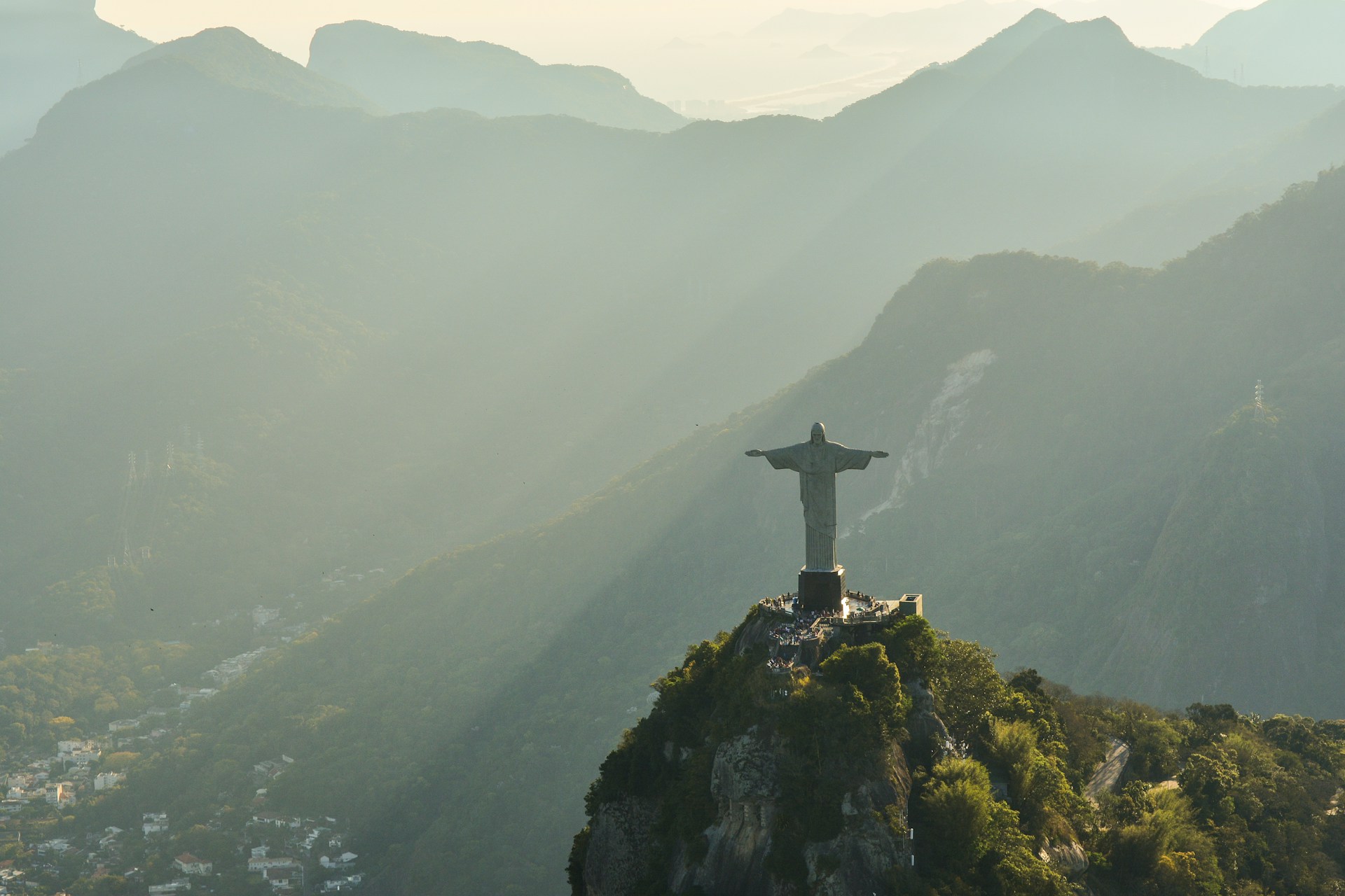 Kristus Forløser-statuen i Rio de Janeiro, Brasilien, omgivet af bjerglandskab i solnedgang