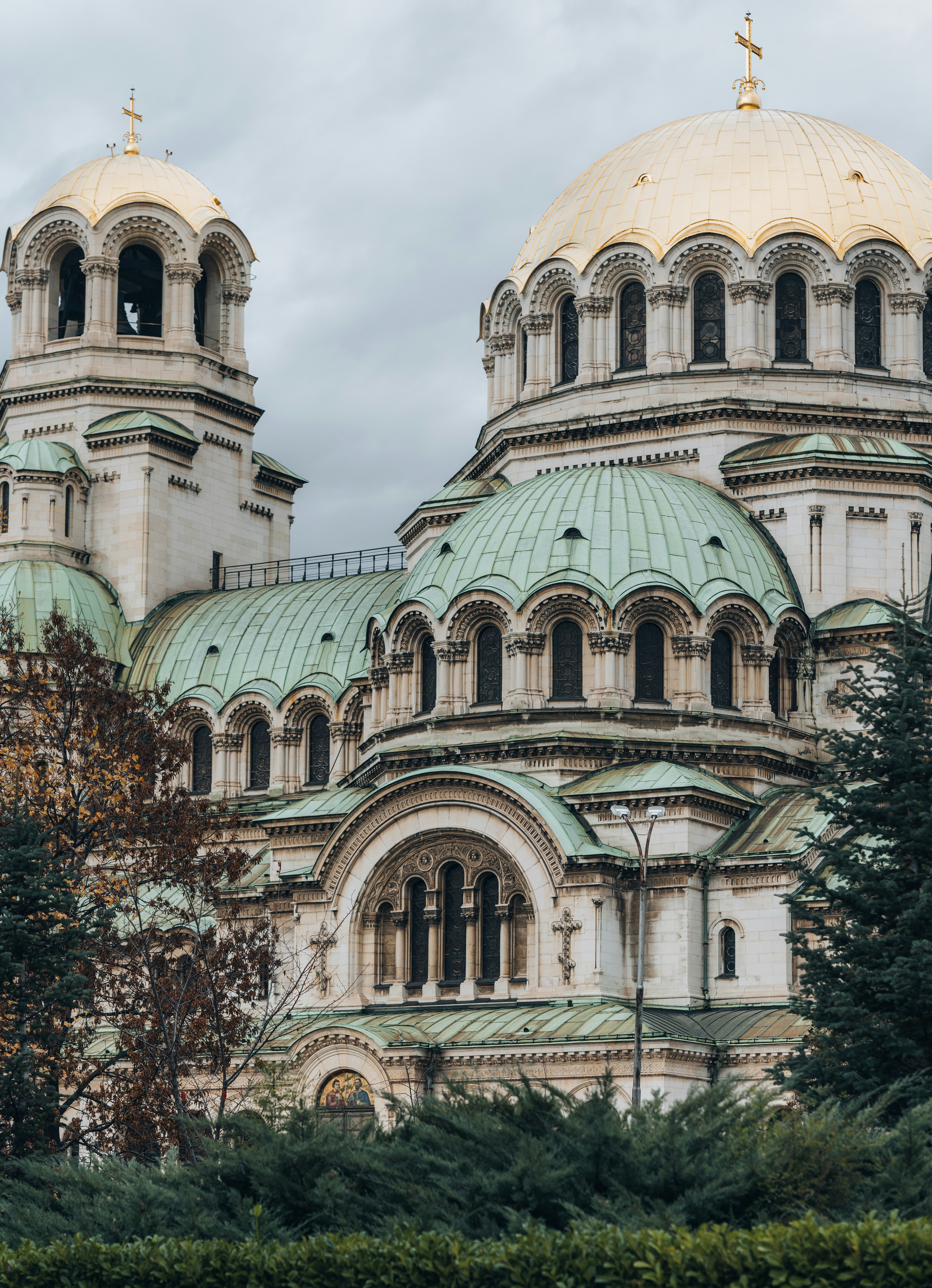 Ortodoks katedral med grønne kupler og udsmykkede arkitektoniske detaljer, mod en overskyet himmel