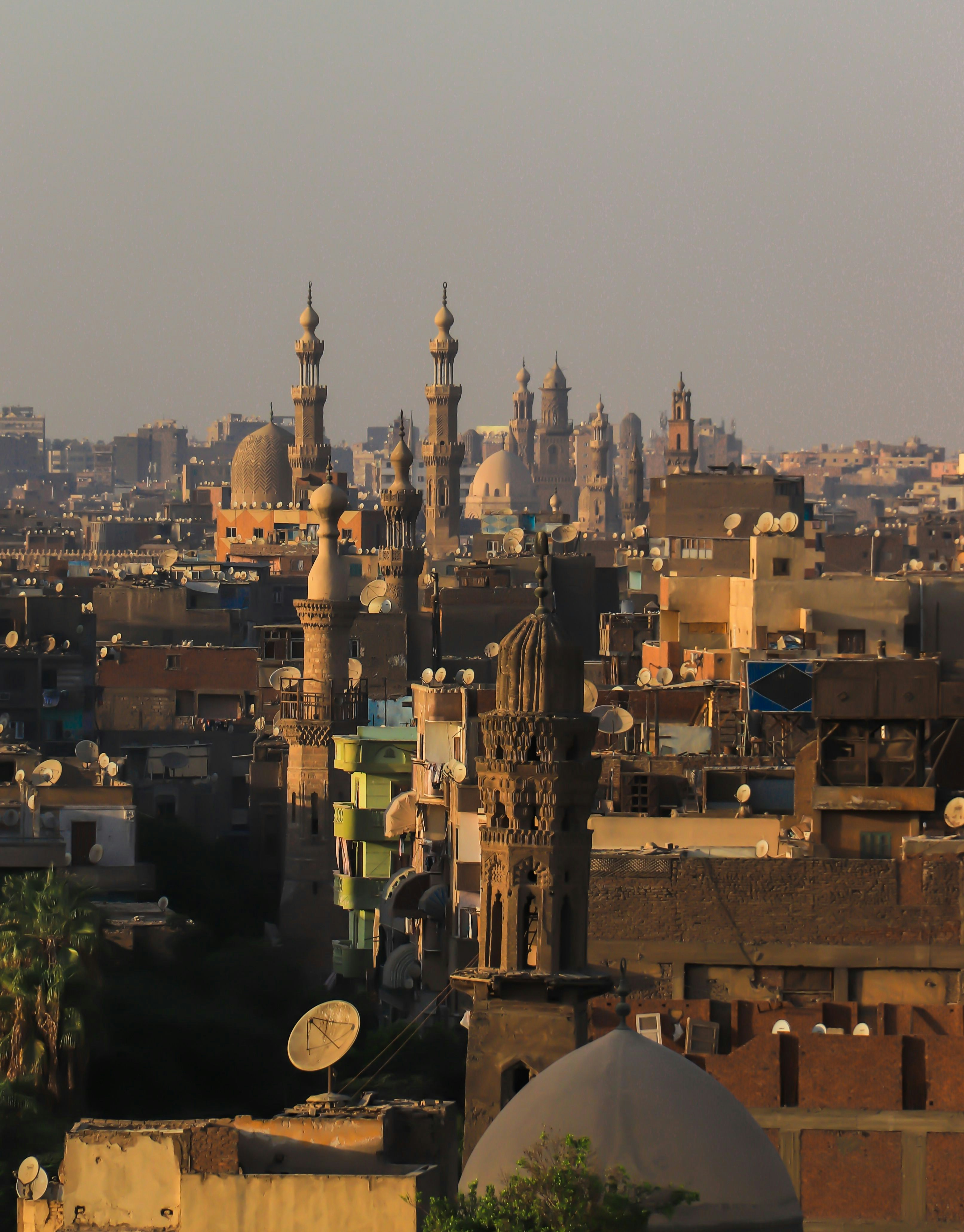 Udsigt over Kairos skyline med flere minareter og kupler i den gyldne time, Egypten