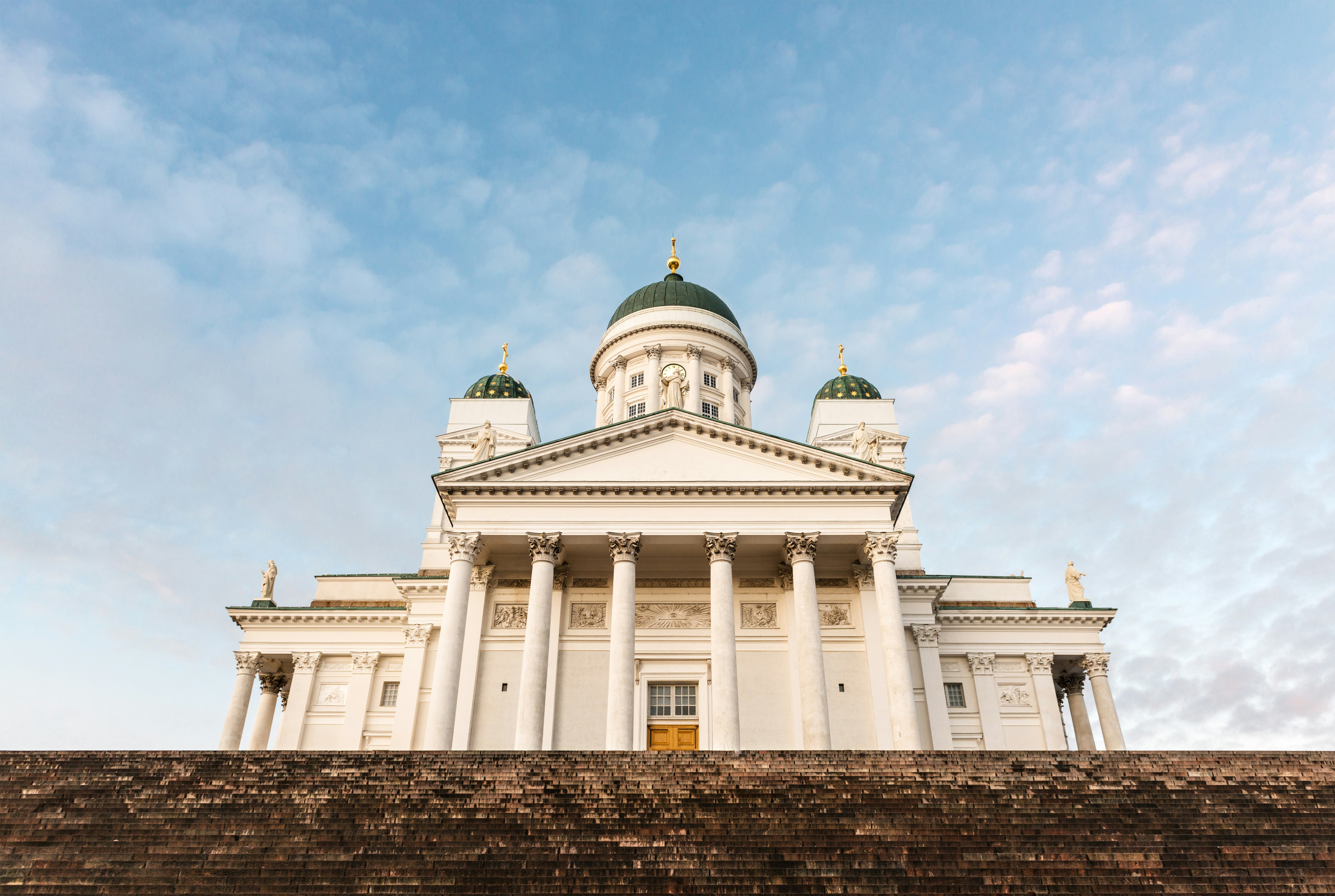 Helsinki Domkirke set fra bunden med blå himmel i baggrunden