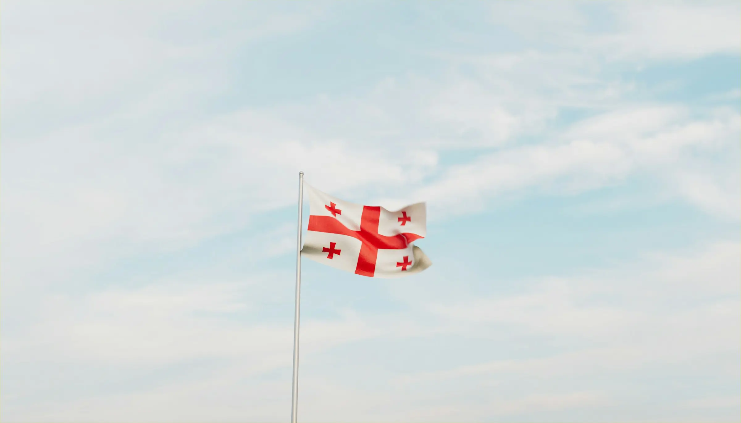 Georgias flag vajer mod en klar blå himmel.