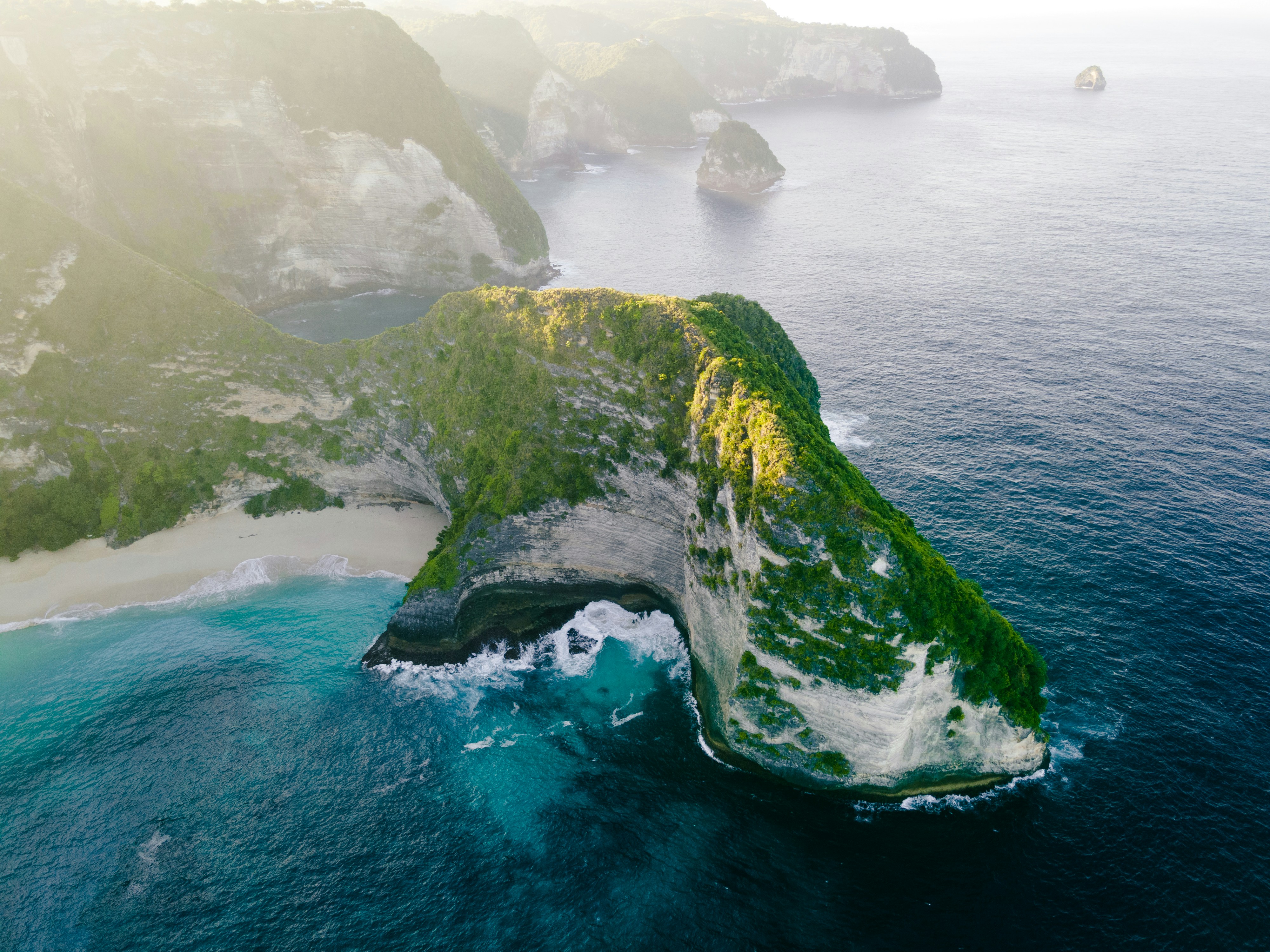 Luftfoto af Kelingking Beach på Nusa Penida, Indonesien, med klipper og blåt ocean