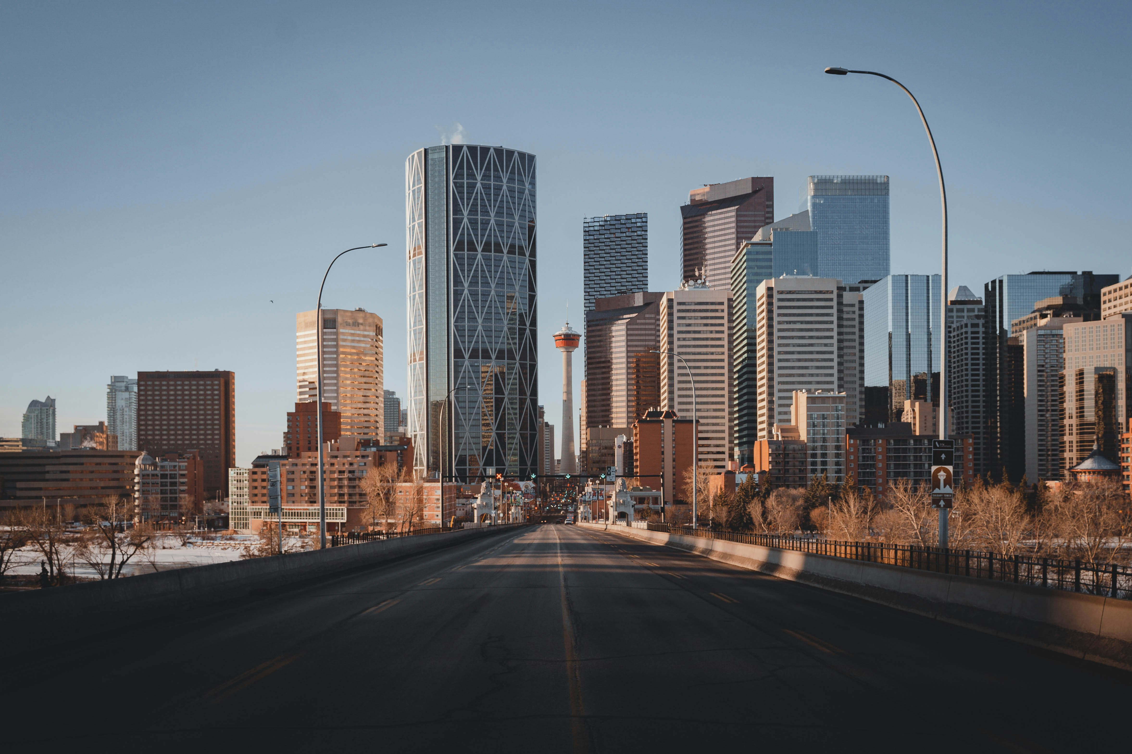Skyline af Calgary, Canada, med moderne skyskrabere under en klar himmel