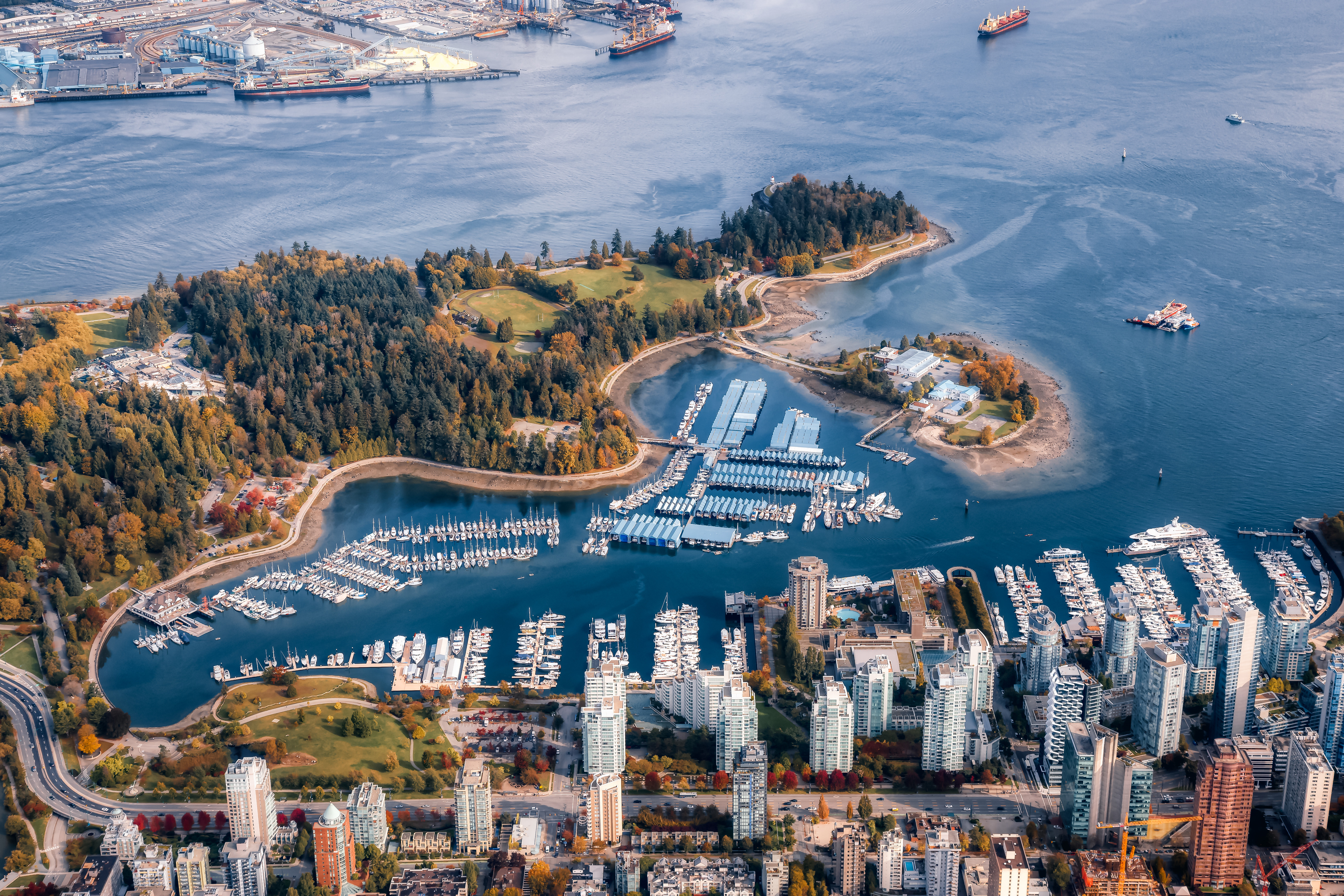 Luftfoto af Vancouver, Canada, med udsigt over Stanley Park, marinaer fyldt med både og de omkringliggende byhøjhuse ved kysten