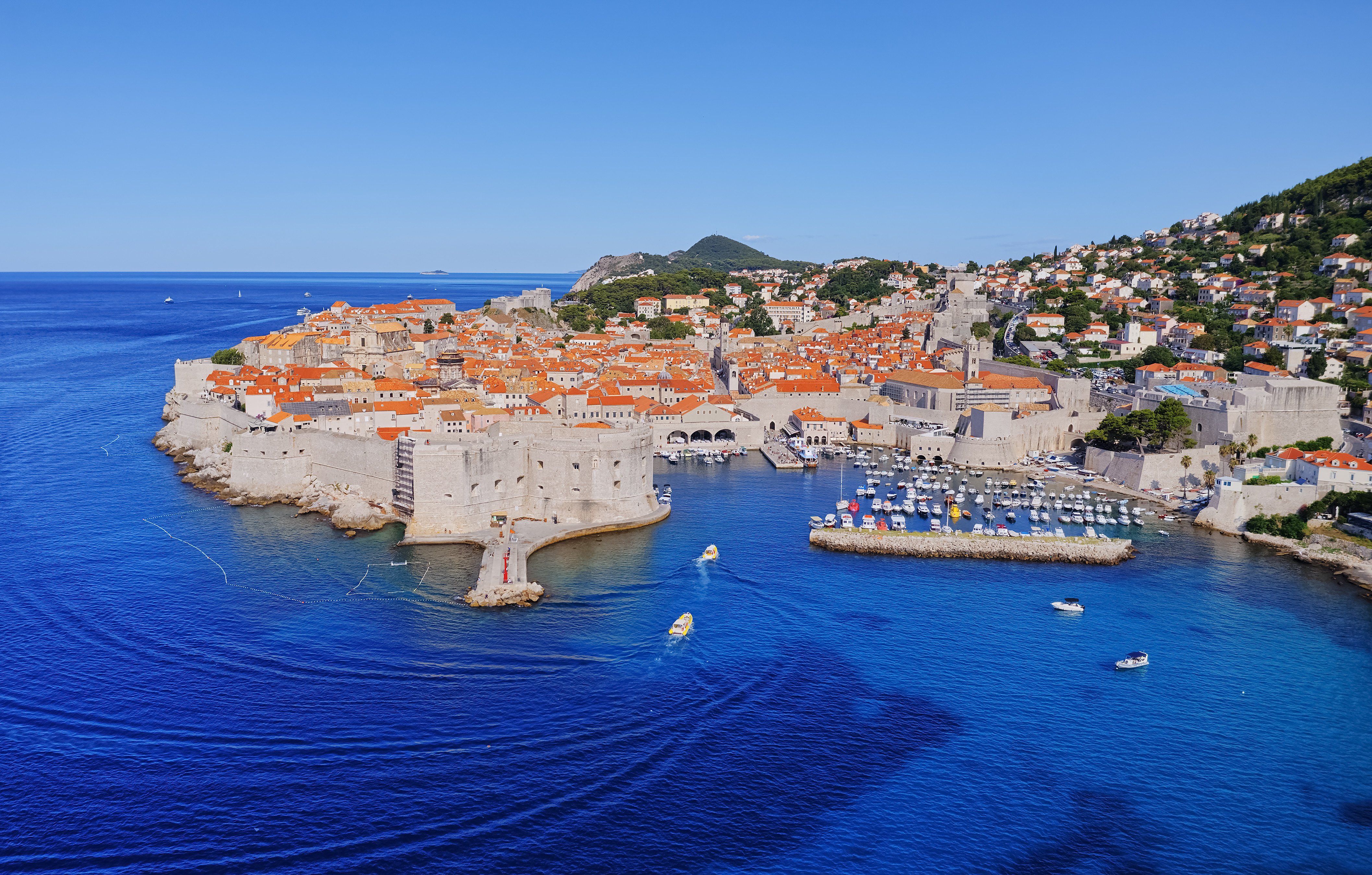 Luftfoto af Dubrovnik, Kroatien, der viser de historiske bymure, ikoniske terrakotta-tagsten og det dybe blå Adriaterhav