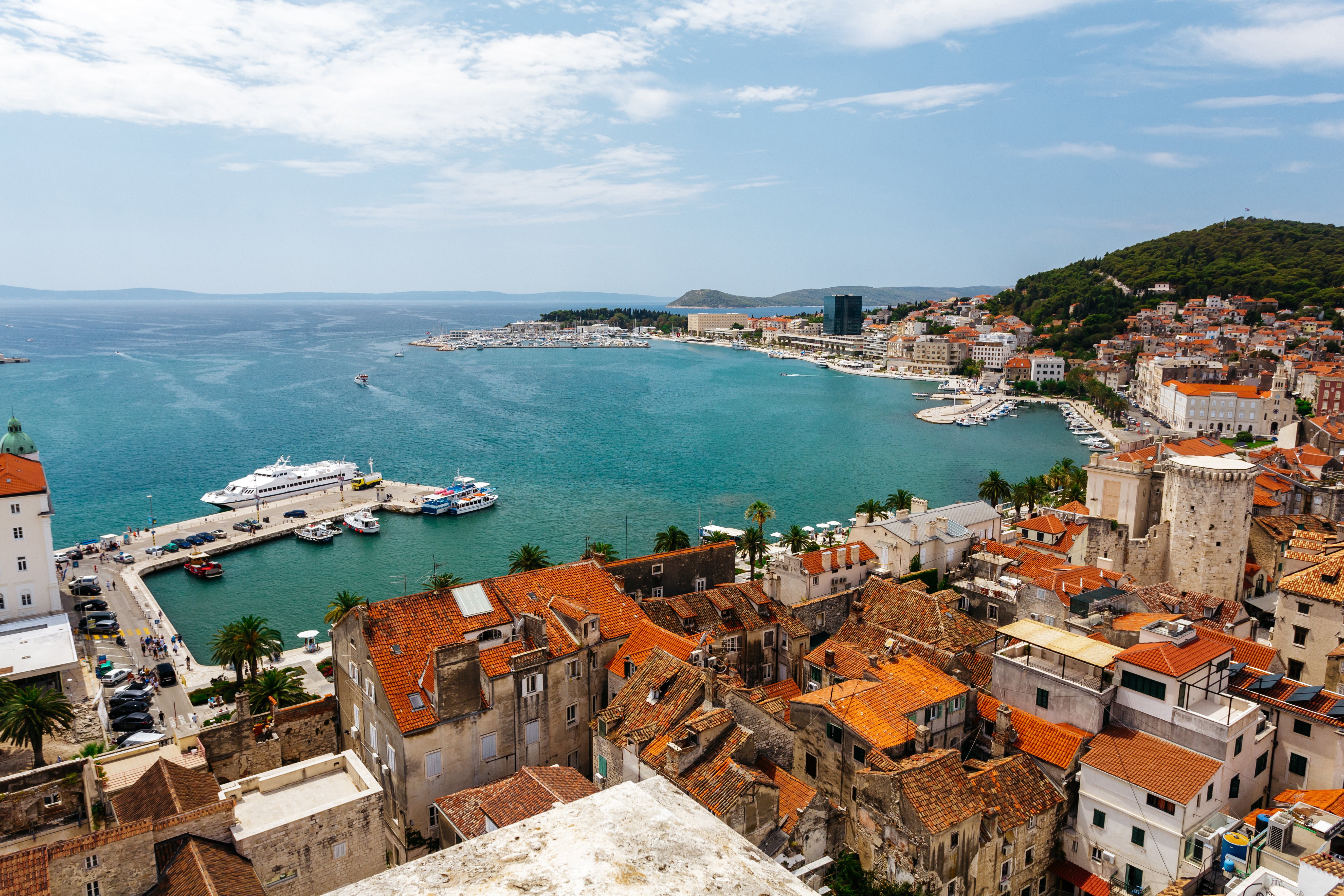 Udsigt over Split, Kroatien med det smukke Adriaterhav, historiske bygninger med røde tage, lystbåde og marina