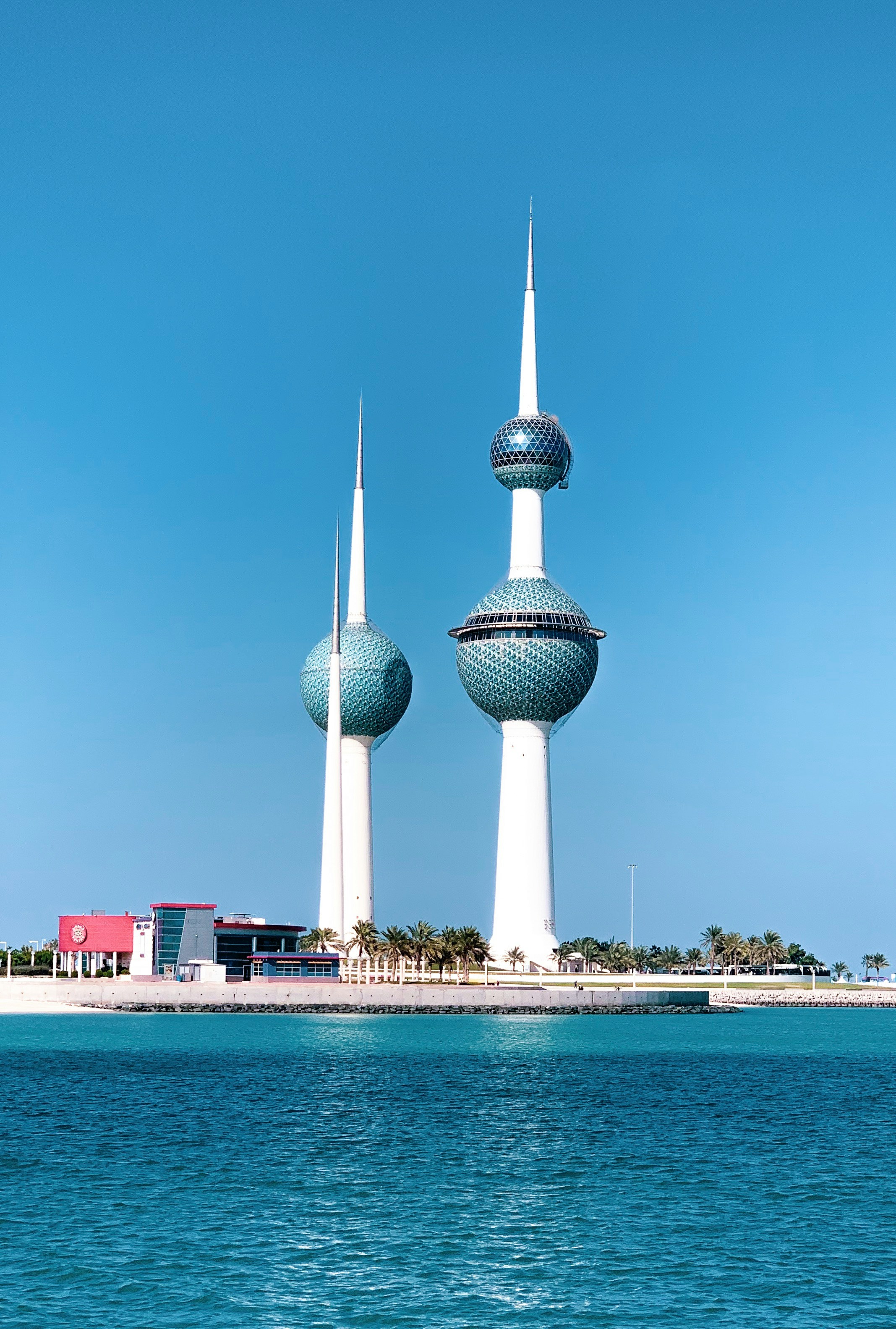 Kuwait Towers ved havnefronten i Kuwait City med blå himmel i baggrunden