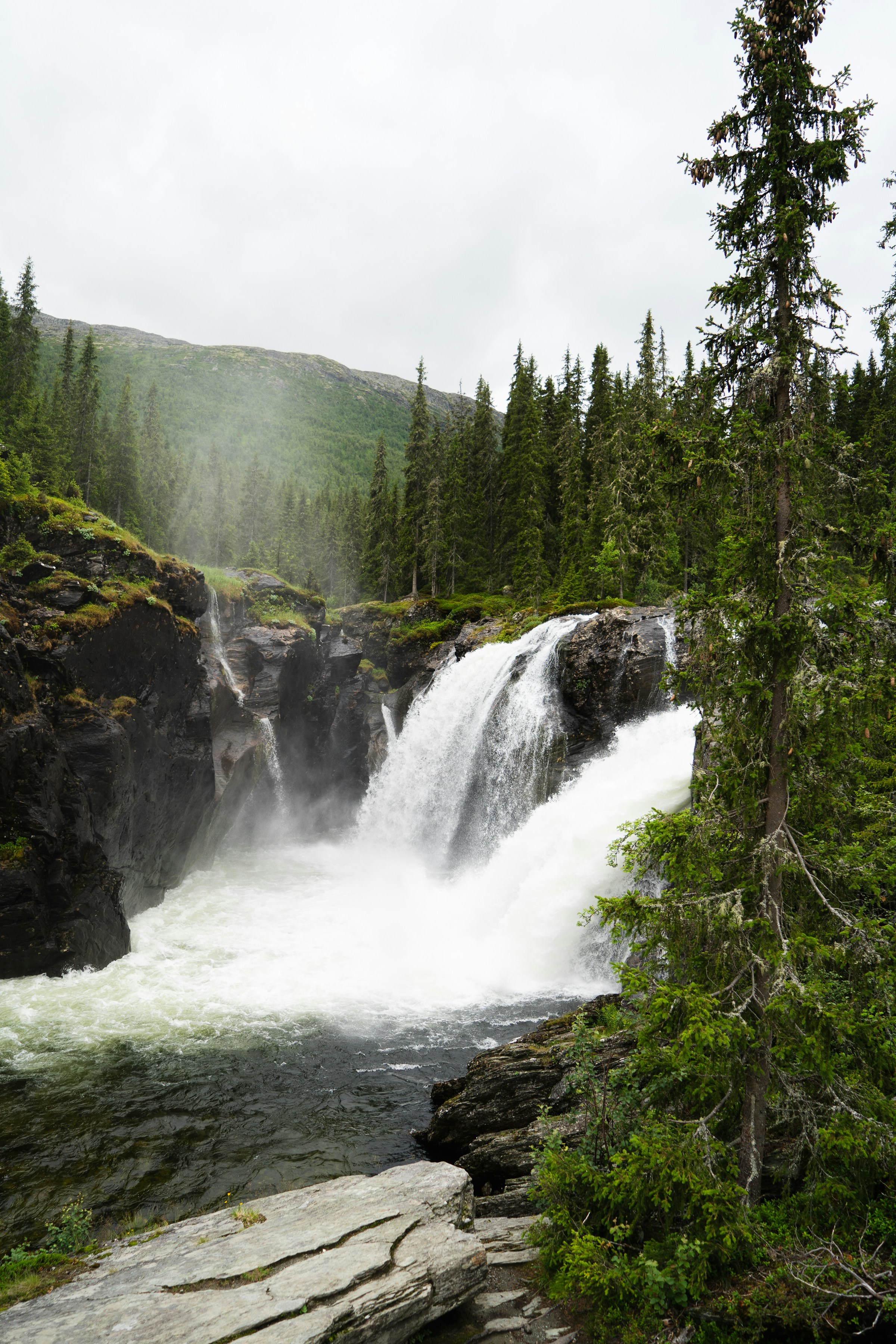 Vandfald i smuk natur i Hemsdal, Norge