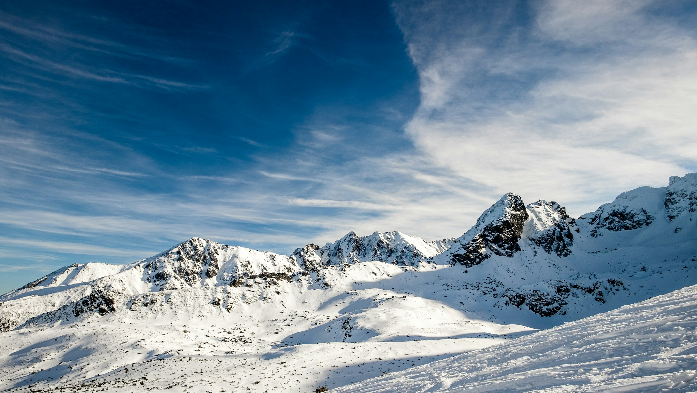 Snedækket landskab med klar blå himmel i Zakopane, Polen