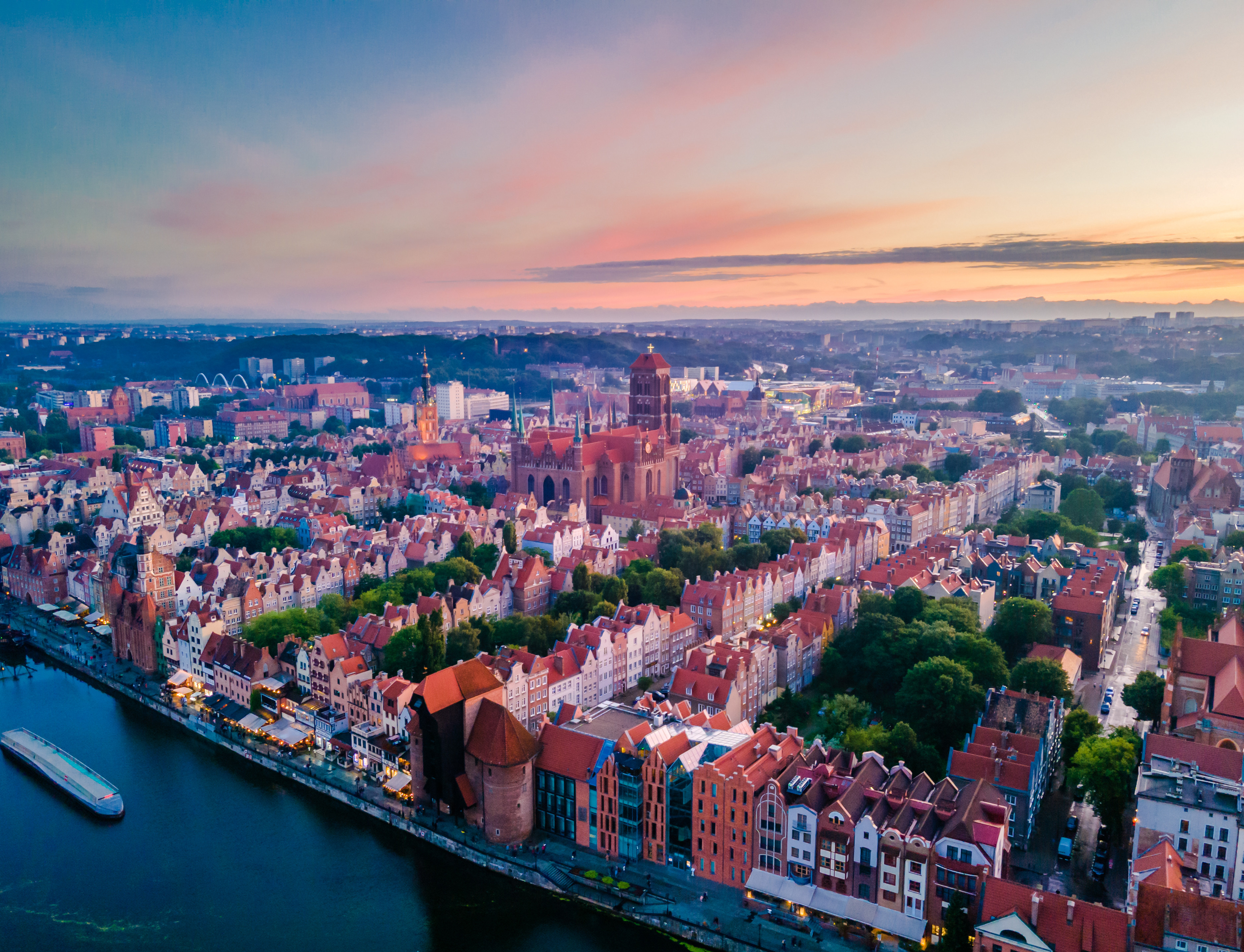 Panoramaudsigt over Gdansk i poolen med solnedgang i baggrunden, perfekt til en weekendtur