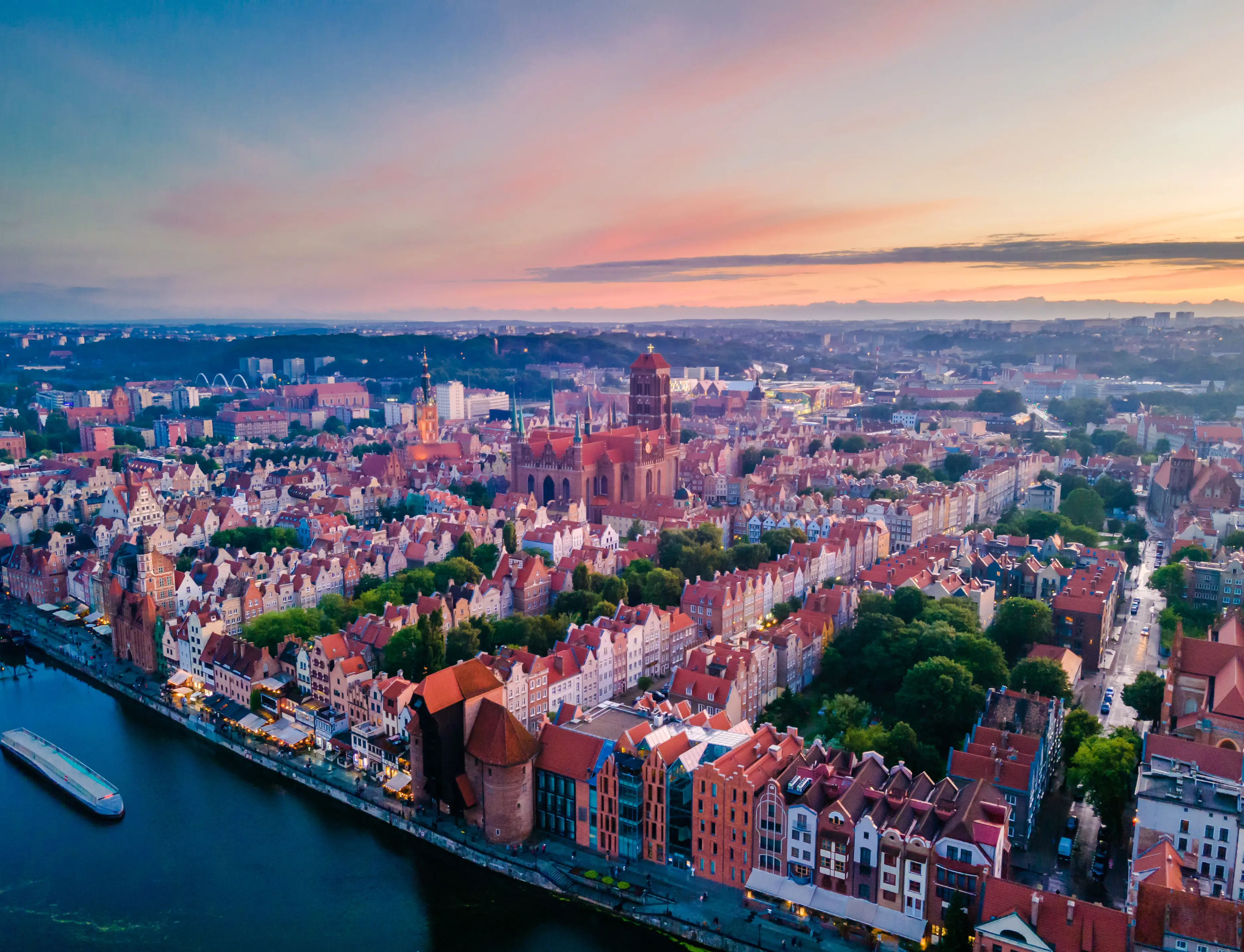Panoramaudsigt over Gdansk i poolen med solnedgang i baggrunden, perfekt til en weekendtur