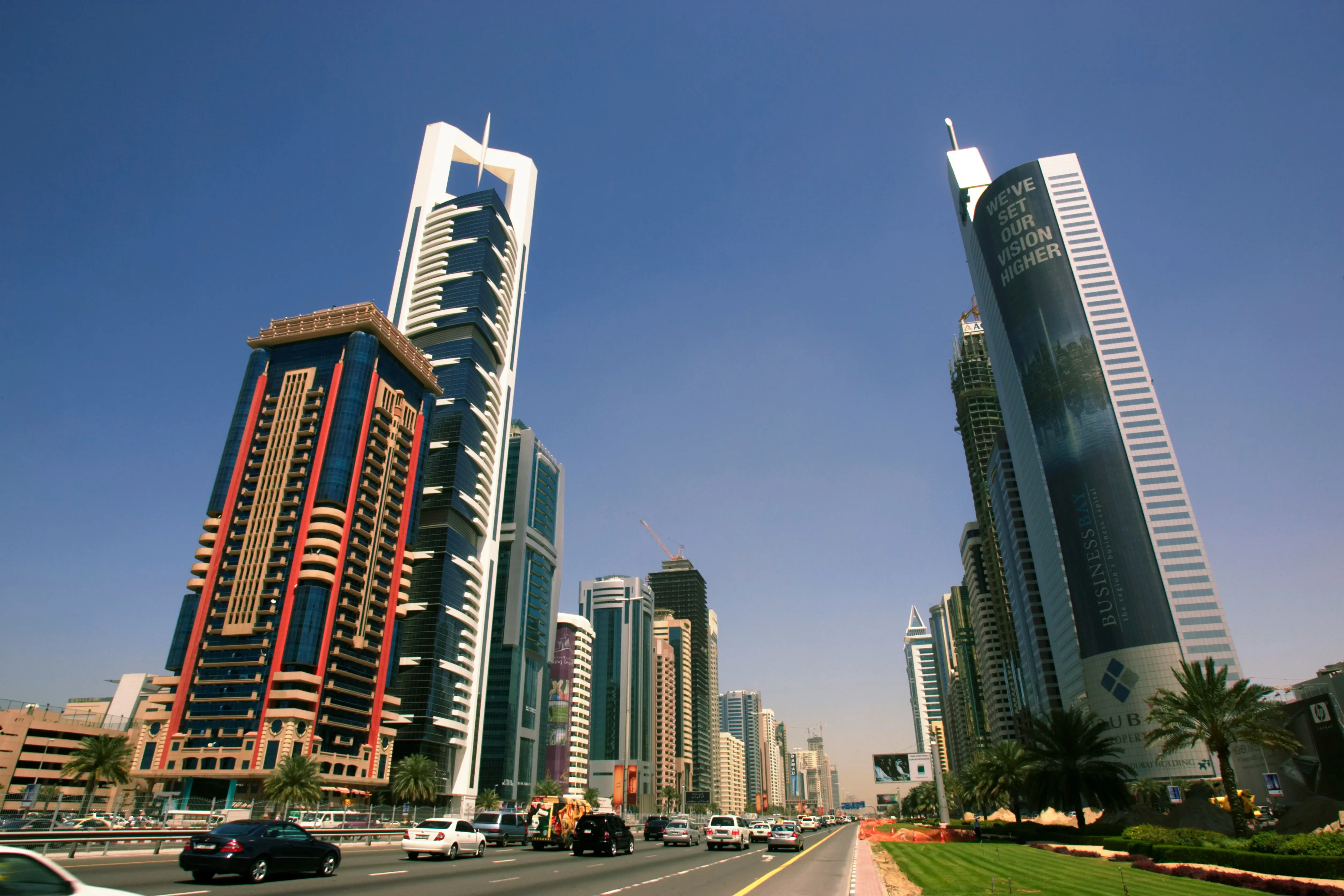 Moderne skyskrabere langs Sheikh Zayed Road i Dubai, med karakteristisk arkitektur under en klar blå himmel