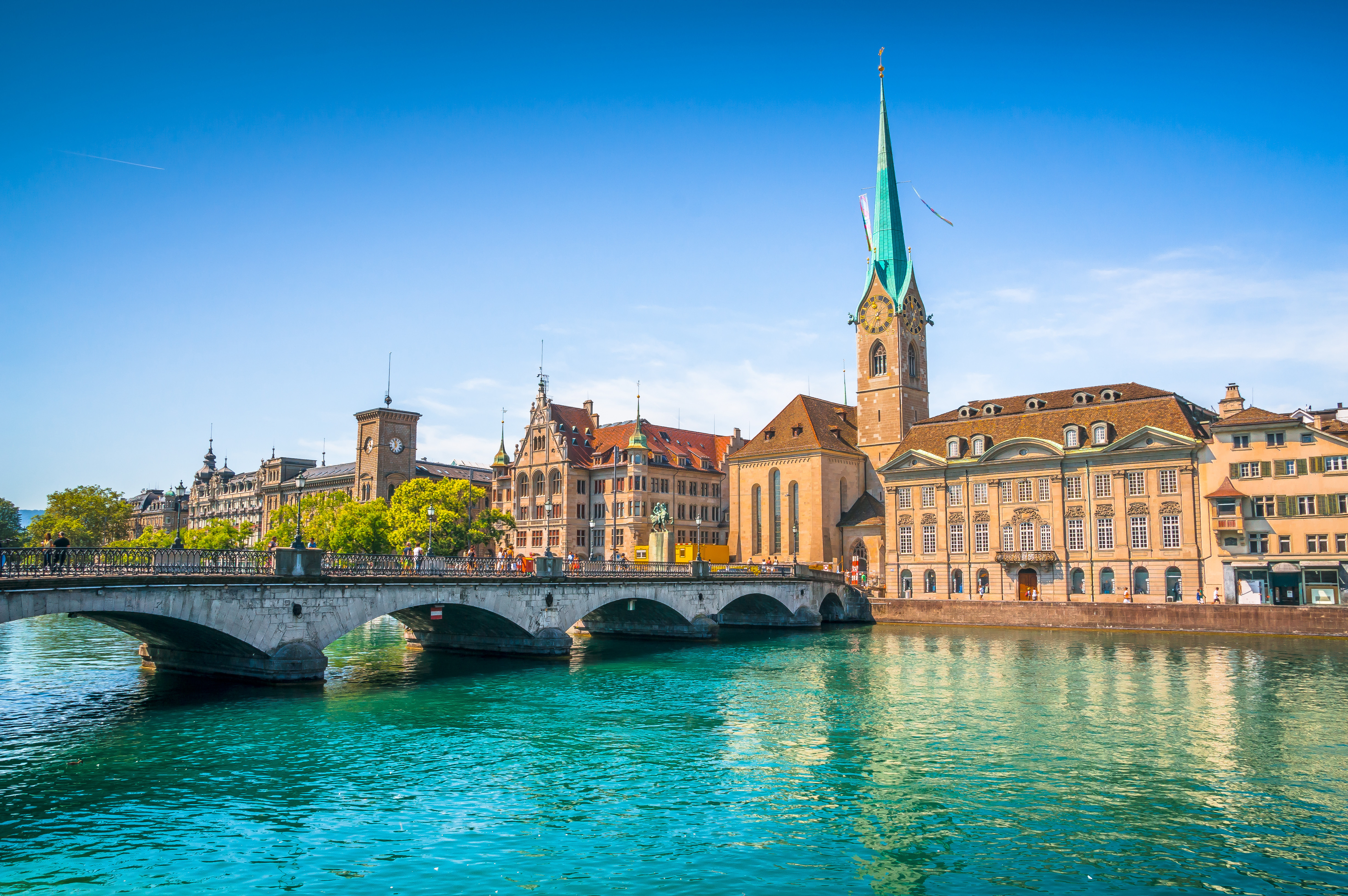 Historiske Fraumünster Kirke og Limmat-floden i Zürich, Schweiz under en klar blå himmel