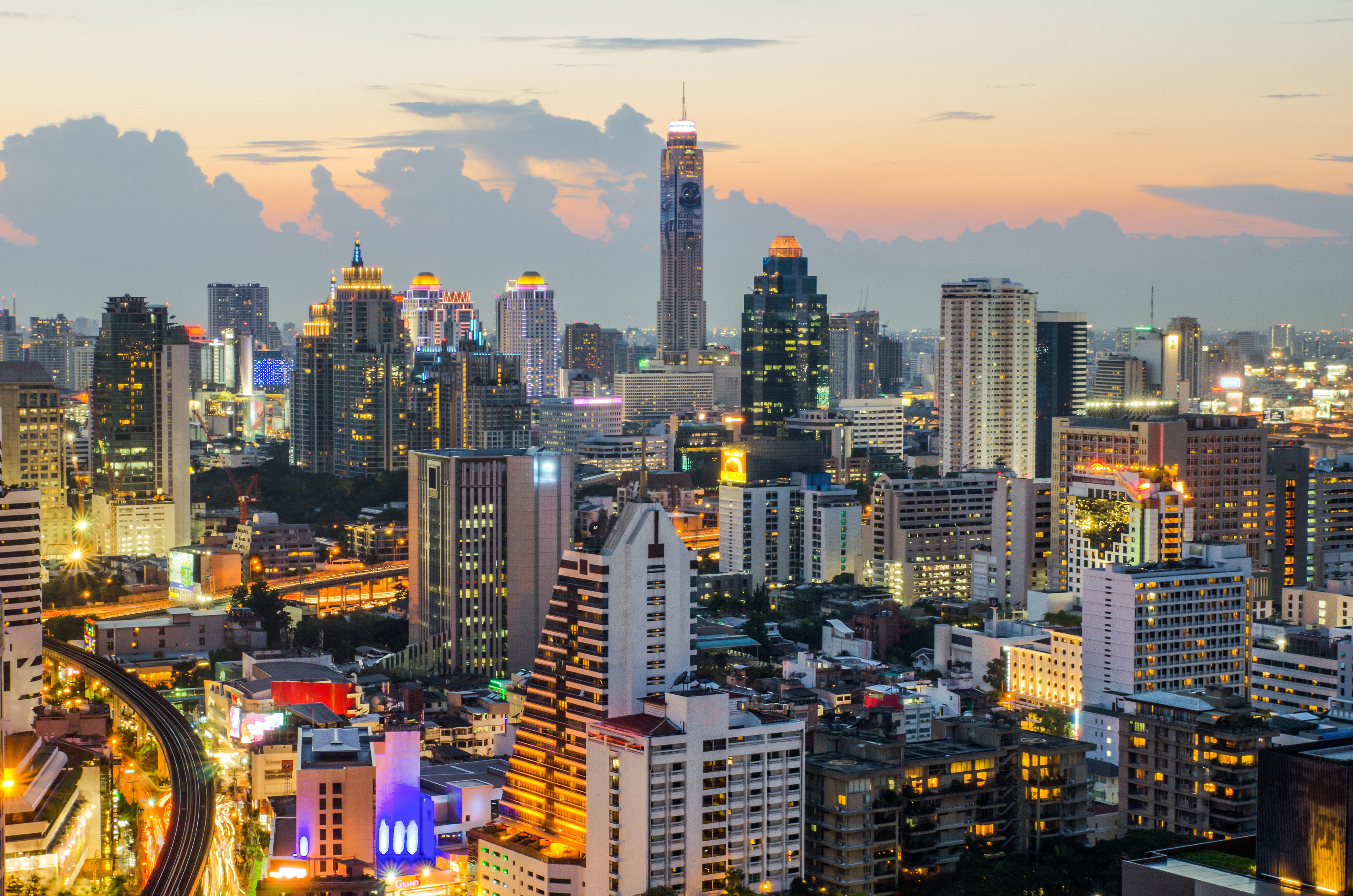 Bangkok skyline ved solnedgang med skyskrabere og oplyste bygninger