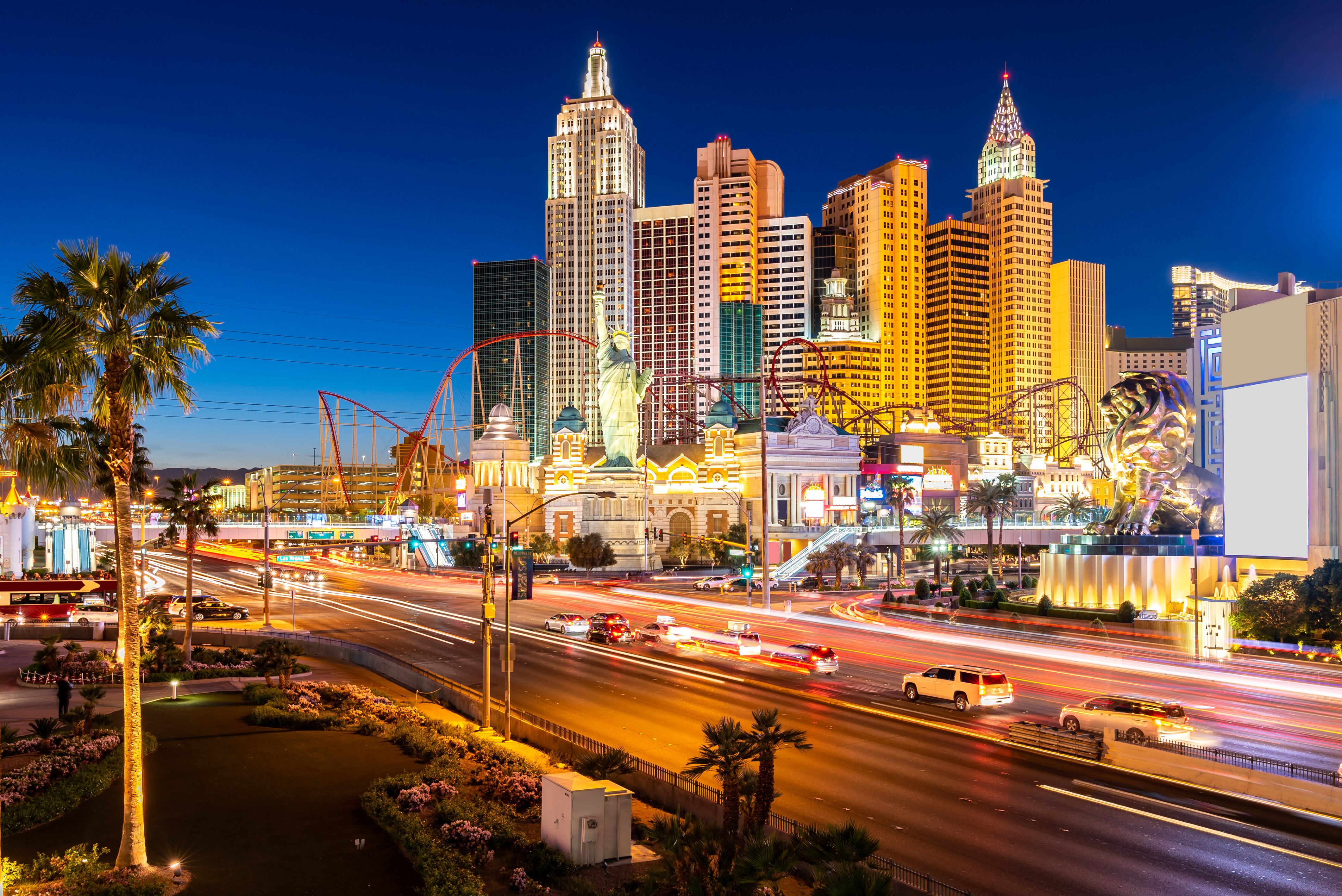 Las Vegas Strip om natten med oplyste hoteller, kasinoer og trafik, med udsigt over ikonisk arkitektur og en pulserende bysilhuet